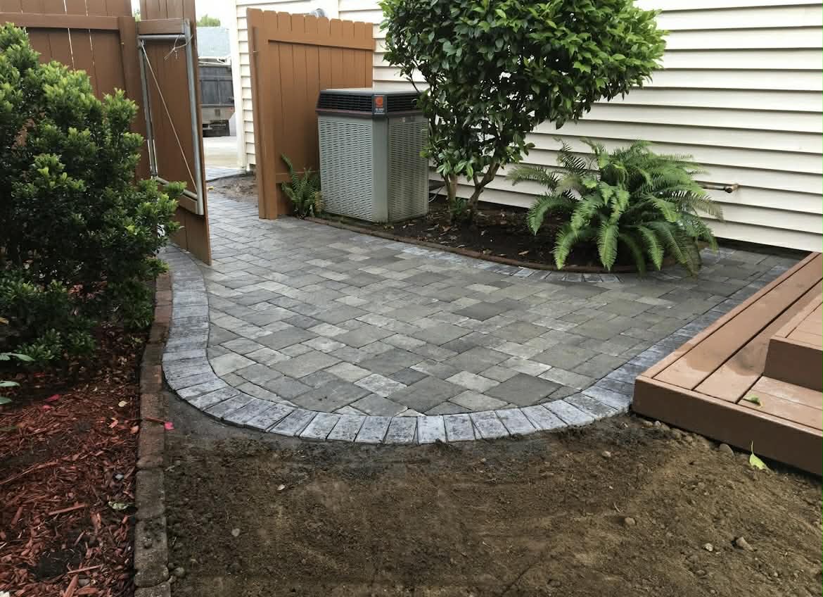 Curved paver patio in Ridgefield, WA