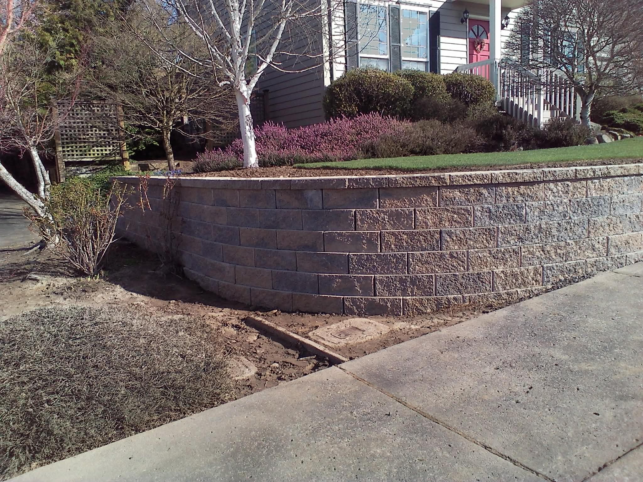 Curved retaining wall in Vancouver, WA